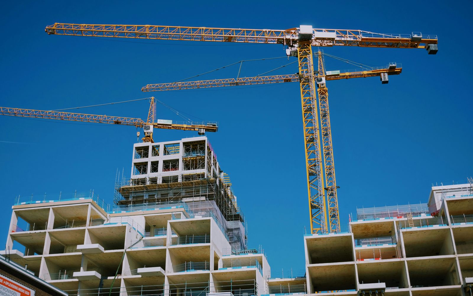 Macarale deasupra unui bloc de locuințe în construcție